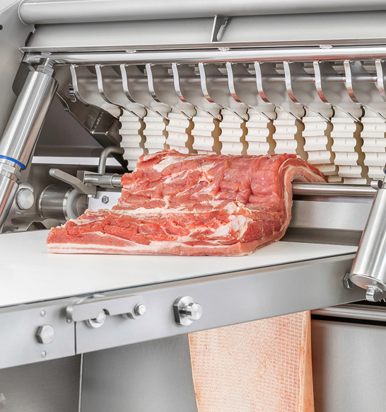 Entschwarten von Schweinebauch mit der Bandentschwartungsmaschine MAJA BXAplus